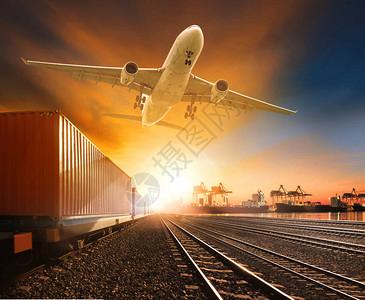运行的工业集装箱火车轨道飞机货物在进出口集装箱堆场上空飞图片素材
